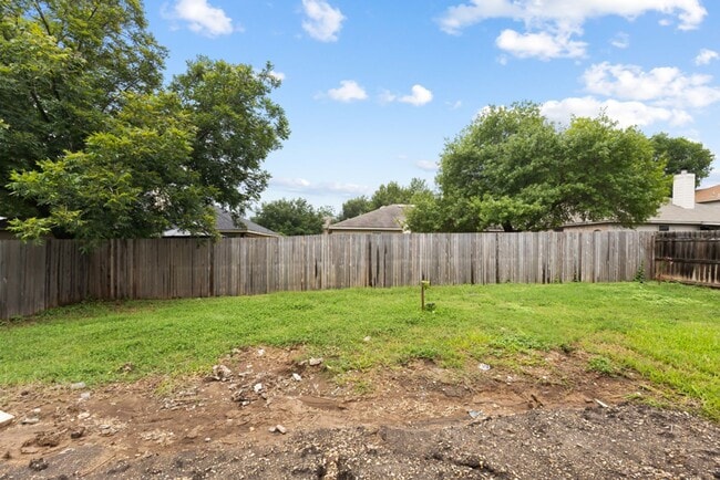 Building Photo - 210 Laceleaf Ln