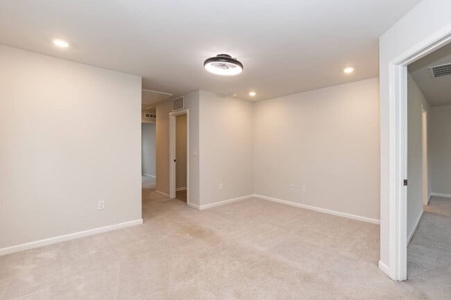 Building Photo - Move In Ready Three Bedroom Home!