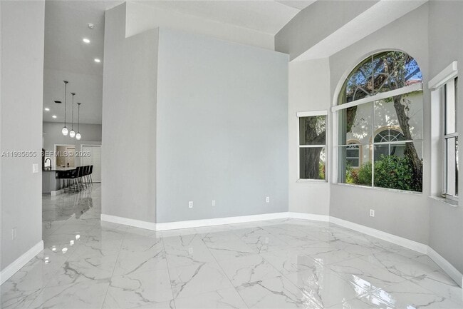 Building Photo - 652 W Palm Aire Dr