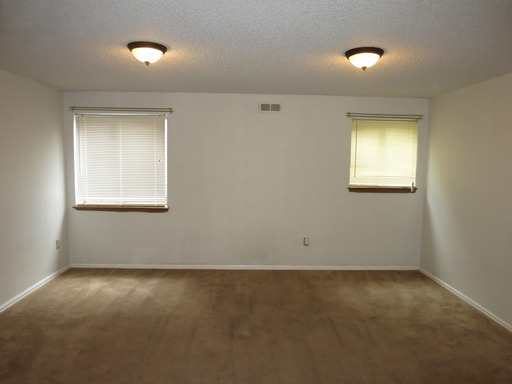 Building Photo - 2BR/2.5BA Townhome in gated community