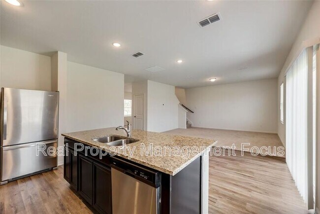 Building Photo - 713 Peach Tree Ln