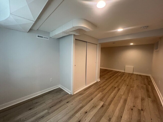 Building Photo - 2 Bed, 1 Bath Single-Family Home Close to ...