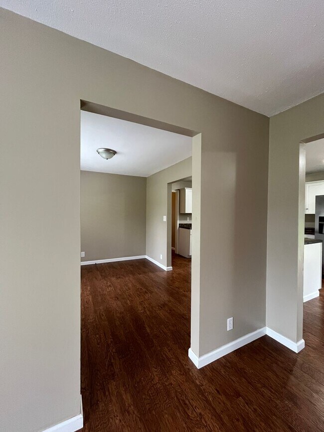 Building Photo - Very Large Home South of Warsaw 4 Bedroom