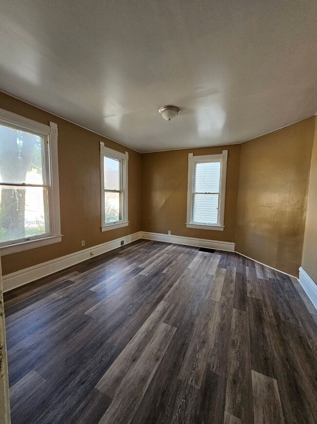 Building Photo - Newly remodeled 4bd/2bth