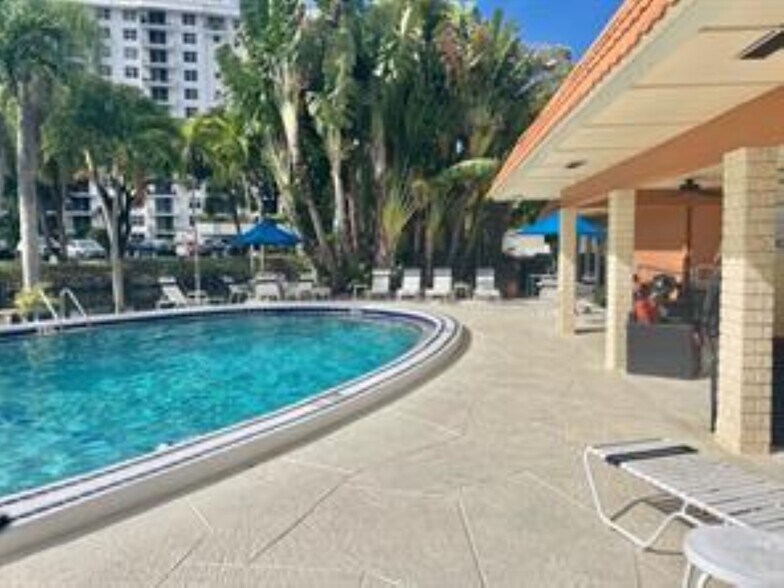 Building Photo - 140 NE 19th Ct