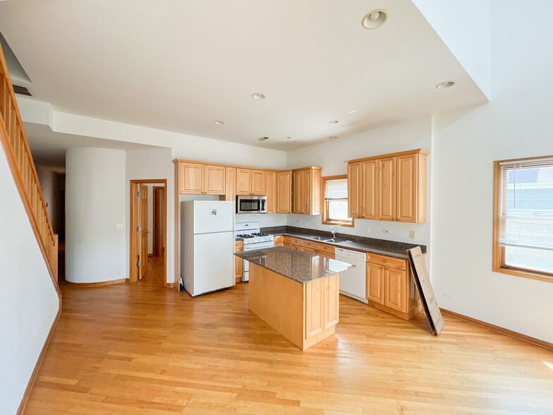 Building Photo - 2741 N Southport Ave