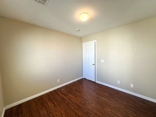 Building Photo - BEAUTIFUL 2 STORY HOME WITH HARDWOOD FLOORING! 3 BED 2 BATH, MASTER BEDROOM HAS ITS OWN PRIVATE B...