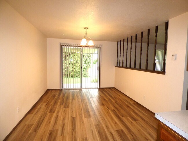 Building Photo - Rent Special: FREE May's Rent!!