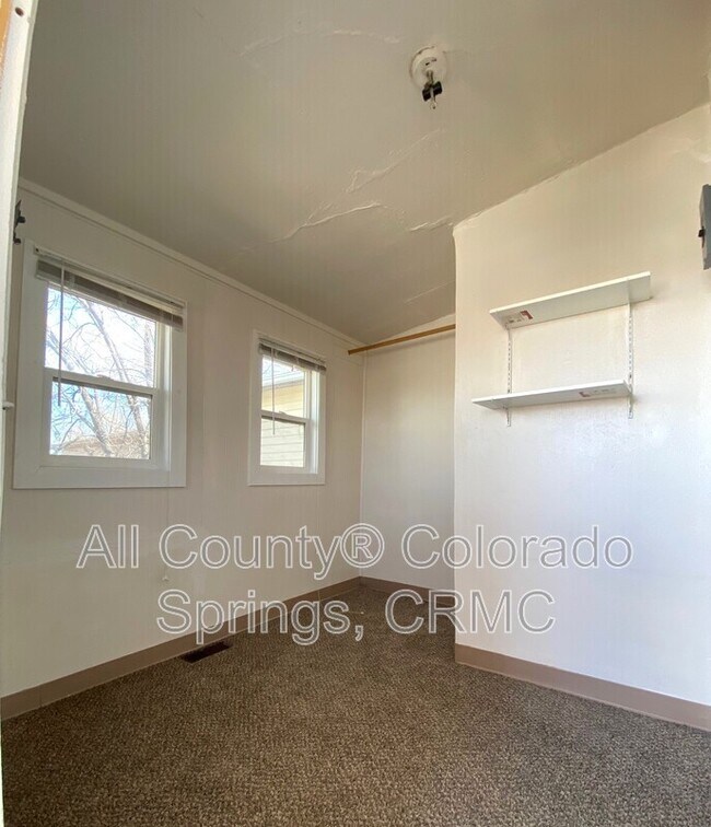 Building Photo - 114 W Brookside St