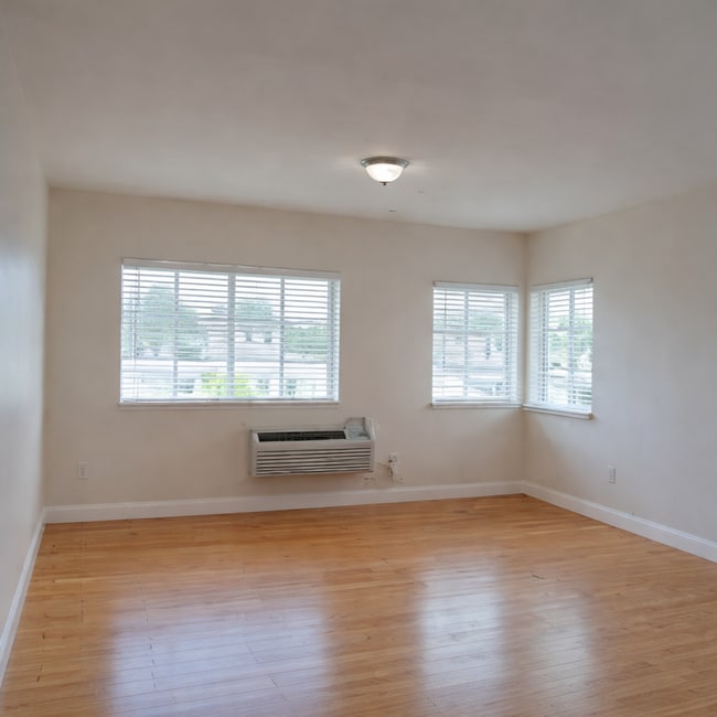 Building Photo - BGG 8415