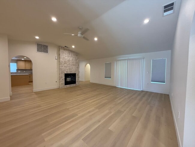 Building Photo - Gorgeous 3 bedrooms, 2.5 baths home
