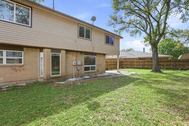 Building Photo - 7235 Battle Hills Dr
