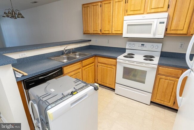 Building Photo - 3500 Sanibel Cir