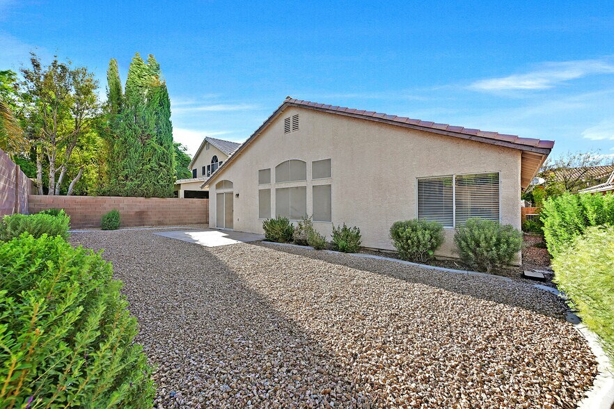 Building Photo - 2559 Misty Olive Ave