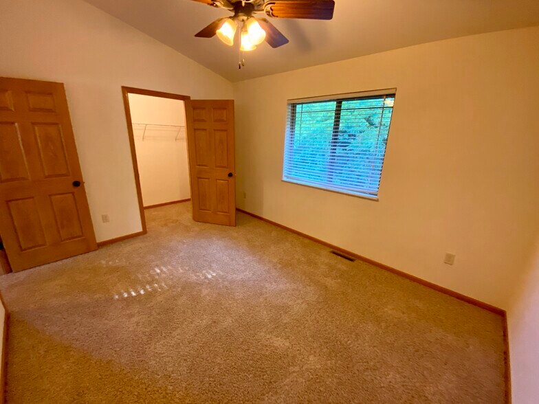 Building Photo - 3809 Cliffside Dr