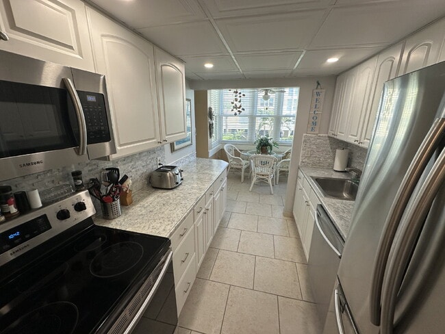 Building Photo - Villa Vista Condo  Available May 1st