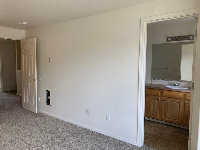Building Photo - M5701-5703