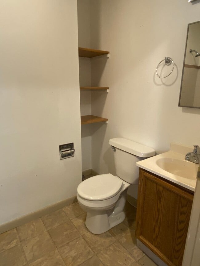 Building Photo - 3 Bedroom, 2 Bathroom Home on Bloomington's Westside