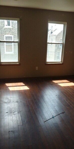 Building Photo - 1425 N Maplewood Ave