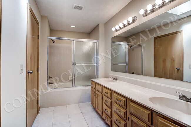 Building Photo - Beautiful 4 bedroom home near Polaris