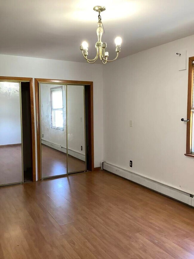 Building Photo - 435 Forest St