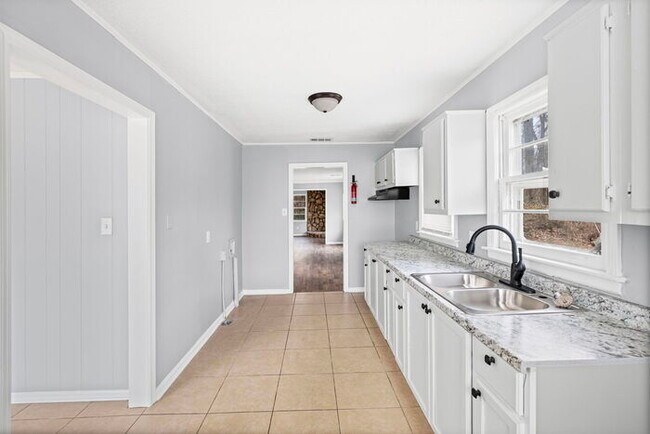 Building Photo - 2185 Slocum Ave