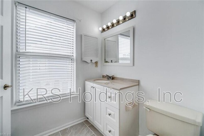 Building Photo - 819 Zircon Ct