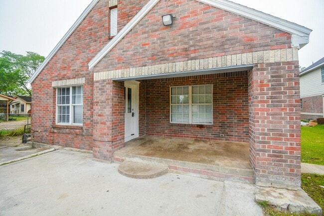 Building Photo - 14631 Renault St