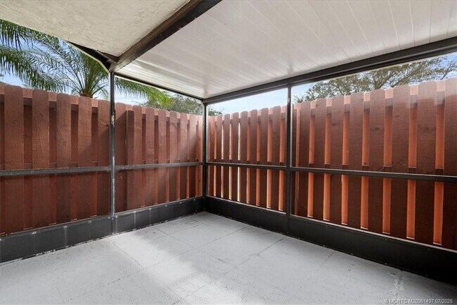 Building Photo - 8085 SE Villa Cir
