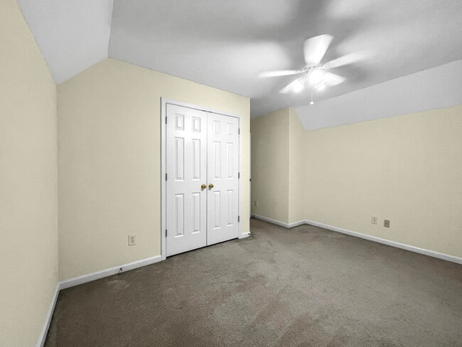 Building Photo - Beautiful Large 5 Bedroom Brick Home