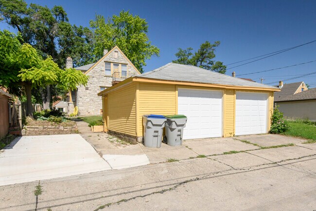 Building Photo - 3940 N 64th St