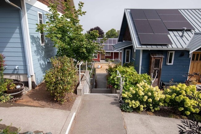 Building Photo - Lovely Langley Condo and Pet Friendly!