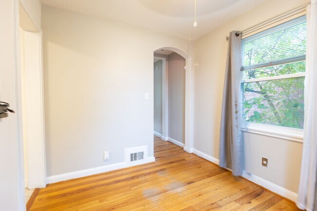 Building Photo - Lovely 3 BR/2 BA Semi-Detached Home in Nor...