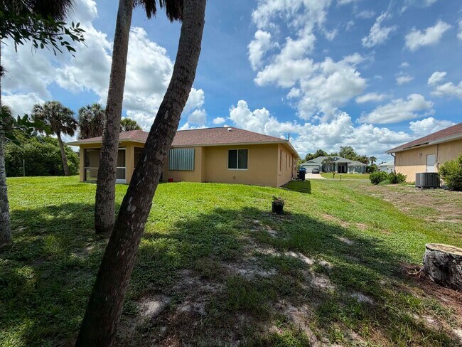 Building Photo - Your Dream Home Awaits in Port Charlotte!