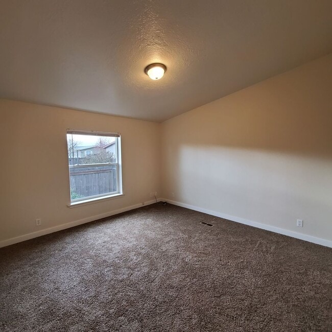 Building Photo - Pet Friendly 4 bedroom 2 bath home w/ 2 car garage