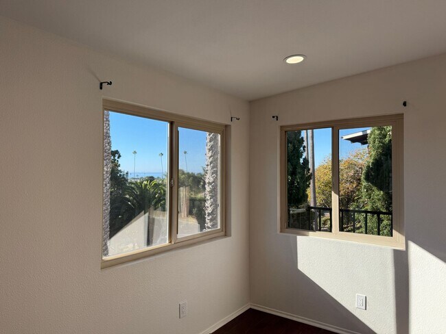 Building Photo - Ventura Hillside Beauty with 3 bedrooms, a...