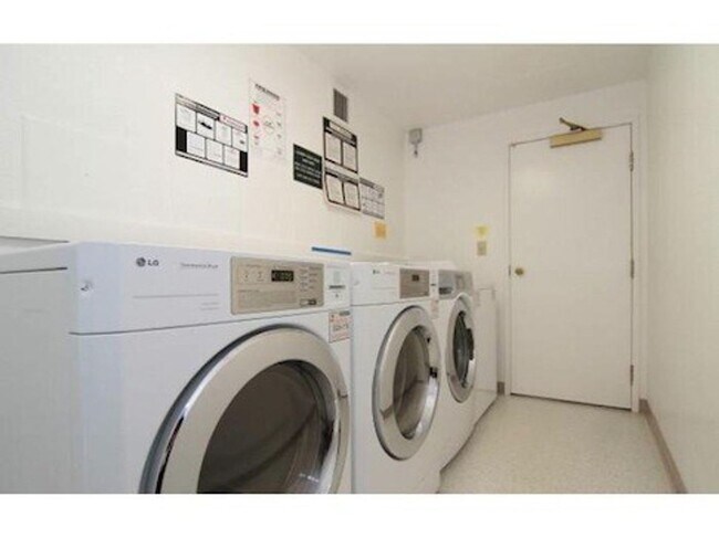Building Photo - Nicely upgraded 2BR 2BA Condo located in the East Tower at the Opera Plaza!
