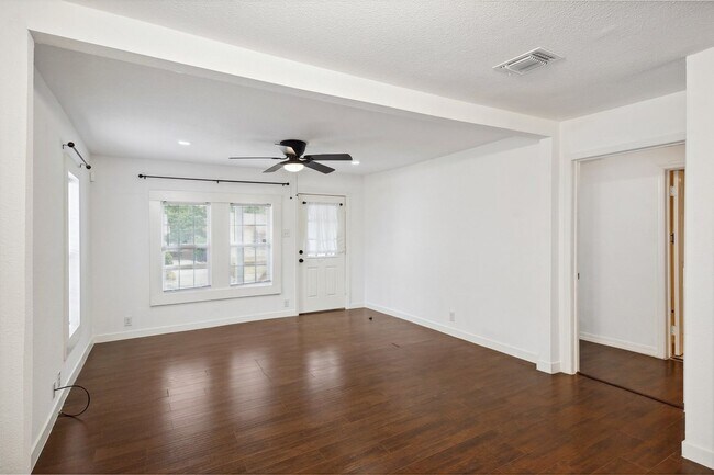 Building Photo - 3 Bedroom Single Family Home in San Antonio