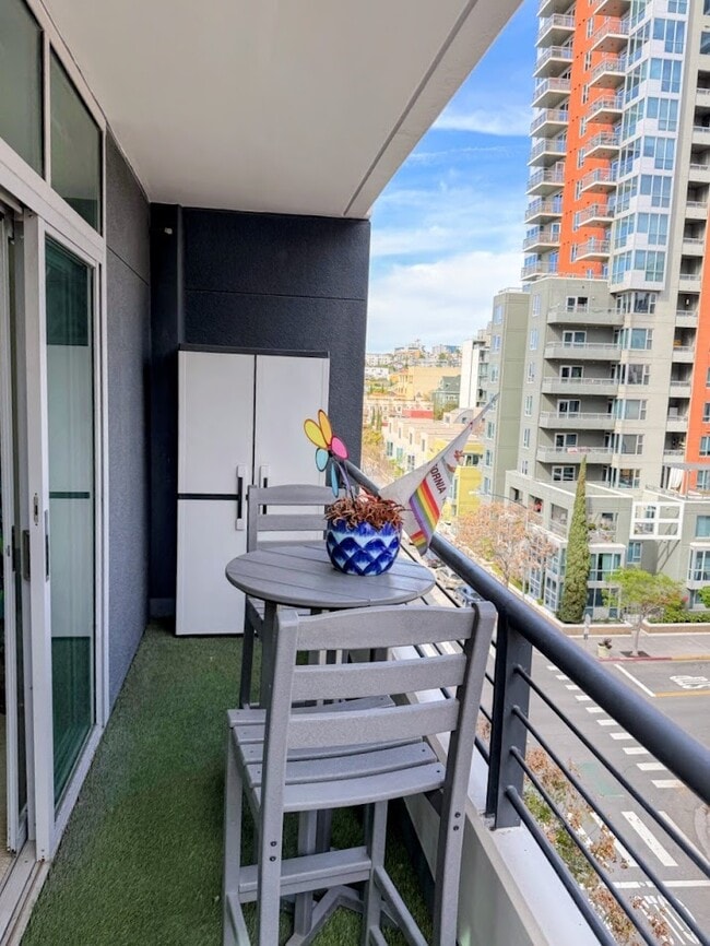 Building Photo - 425 W Beech St