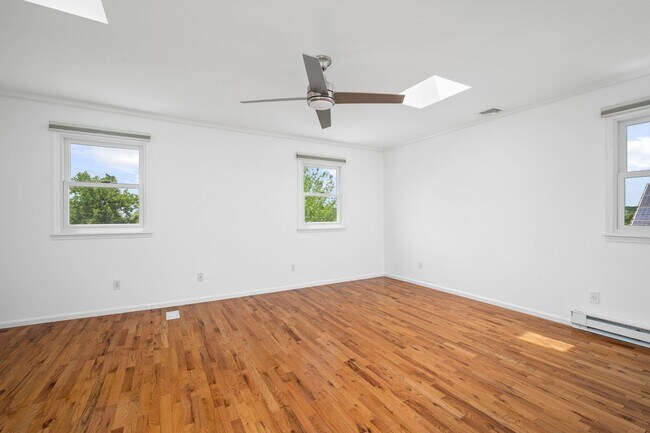 Building Photo - Spacious 3 Bed, 3 Bath