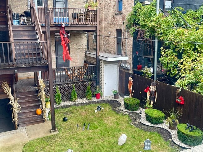 Building Photo - 3270 W Dickens Ave