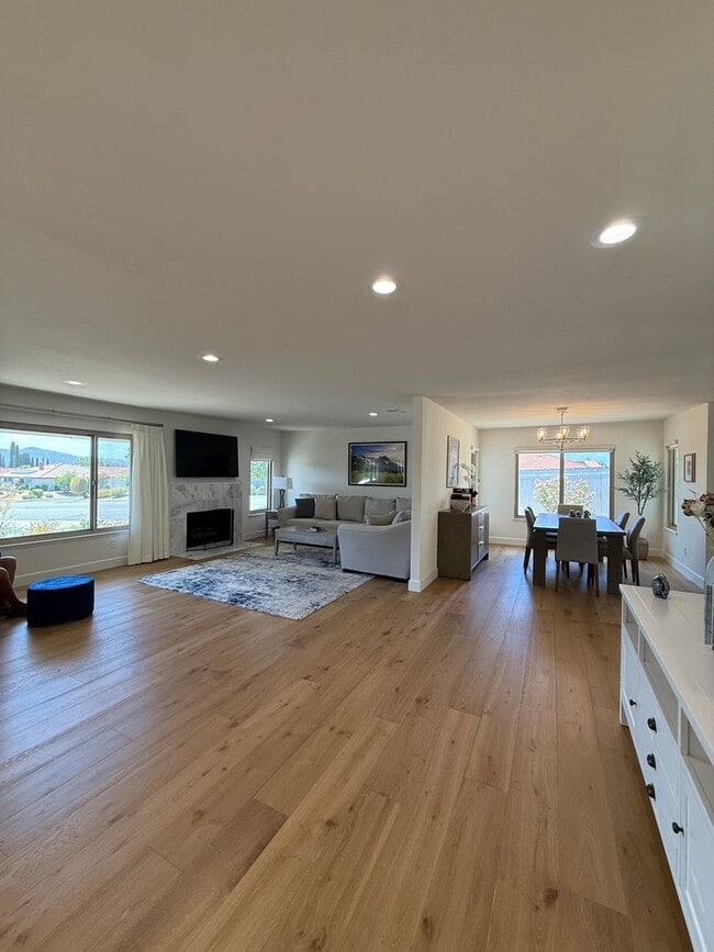Building Photo - Gorgeous Remodeled 2Br/2Ba house W/2 Car attached  Garage in Oaks North