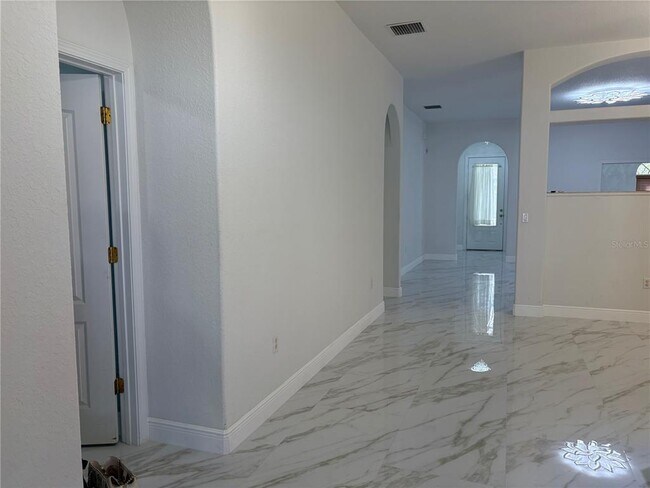 Building Photo - 1150 Creekview Ct