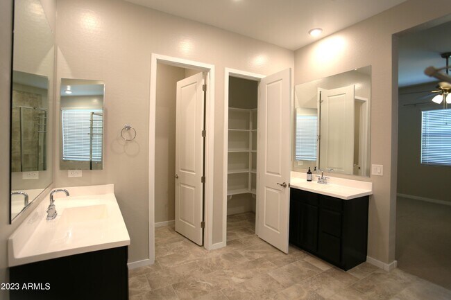 Building Photo - 1201 E Cherrywood Pl