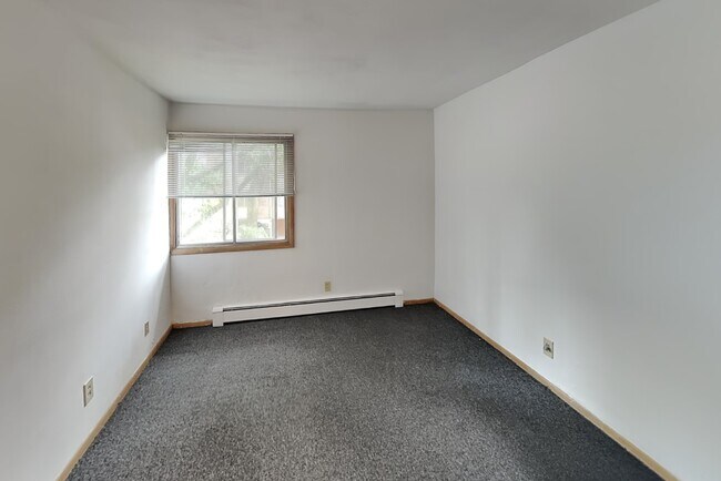 Building Photo - 402 N Prairie St