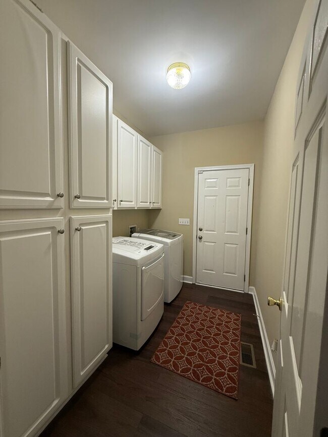 Building Photo - 450 Sterling Dr