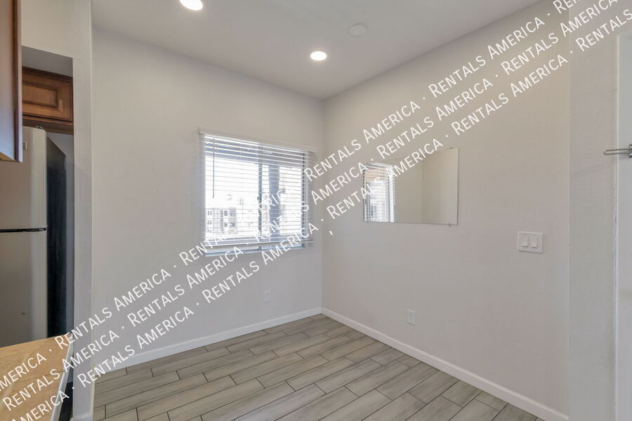 Building Photo - 1810 E Blacklidge Dr