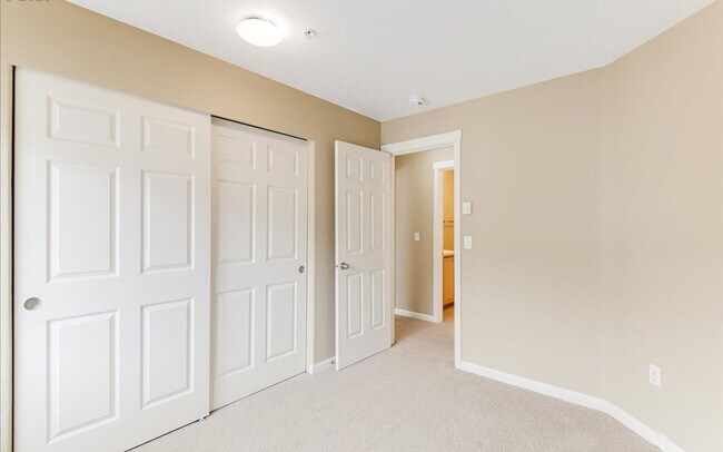 Building Photo - Bright 2BR / 2BA End-Unit Tanasbourne Condo w/ High Ceilings, Gas Fireplace, Private Balcony + At...