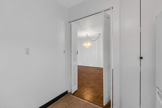 Building Photo - 2000 Linwood Ave