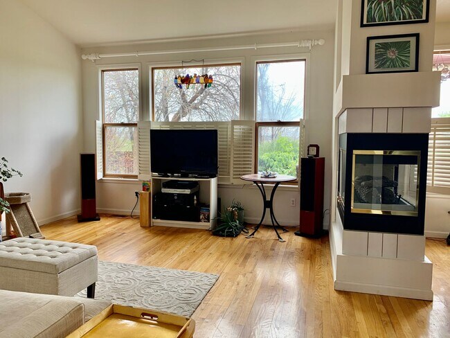 Building Photo - Gorgeous Gunbarrel Home on Cul-de-Sac!